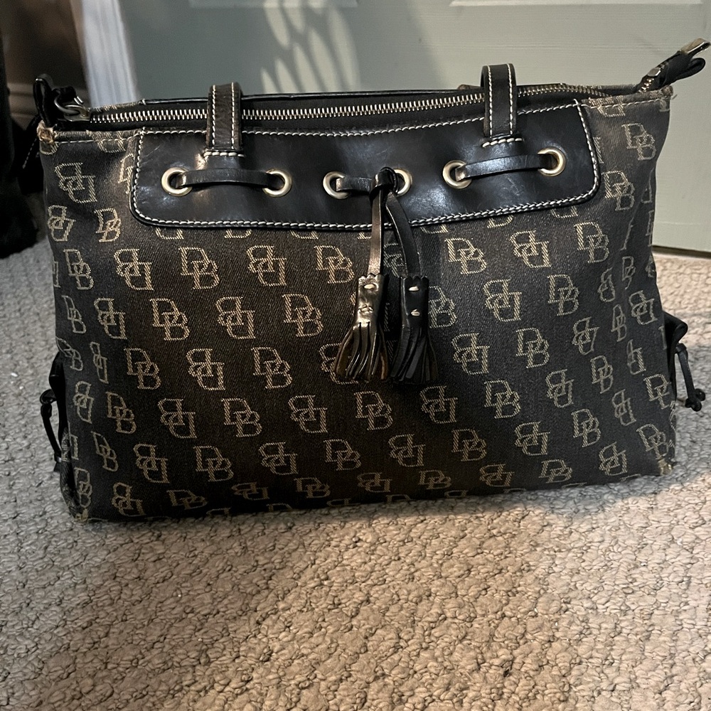 Vintage Dooney & Bourke shoulder bag.